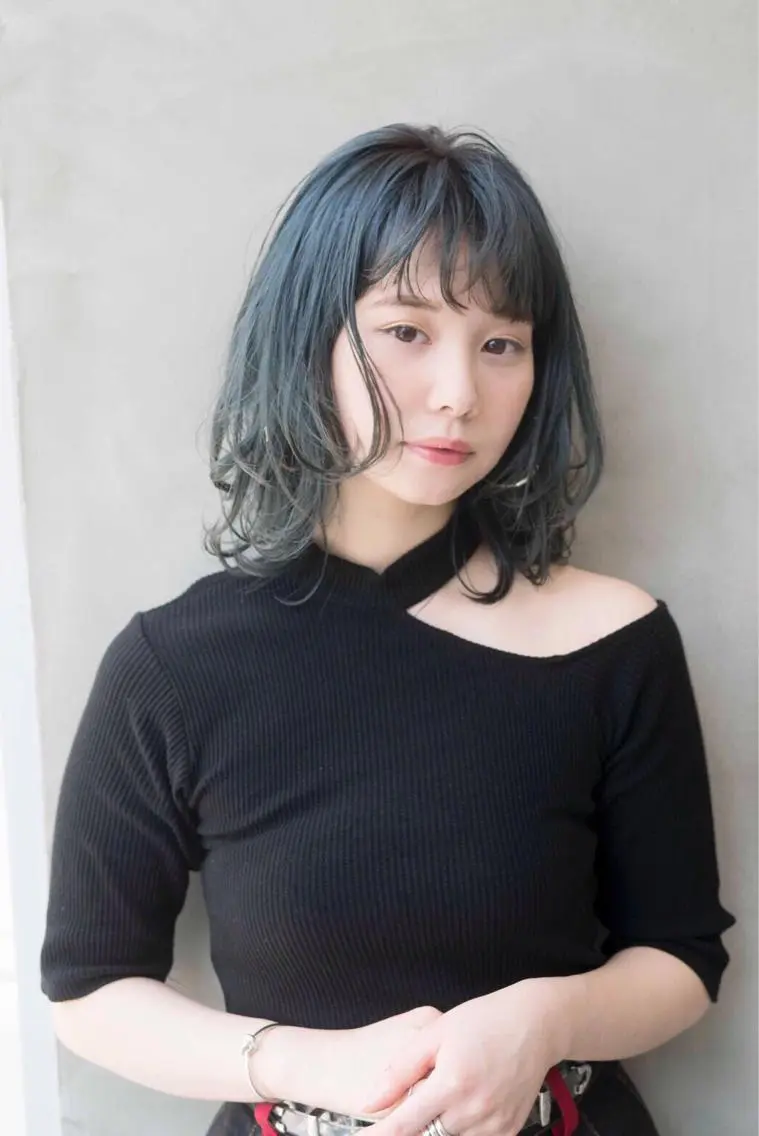カラー ブルーカラー カット ヘアカラー トリートメント 💓パーマ，💗 レイヤーカットのヘアスタイル