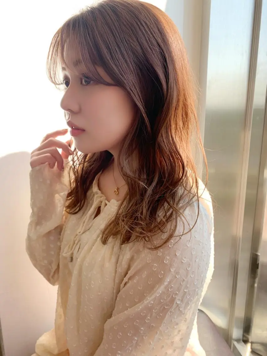 ロング カラー ベージュカラー ショコラベージュ 韓国風ヘア シースルーバング カット ヘアカラー 藤間 帆乃夏（とうまほのかのヘアスタイル