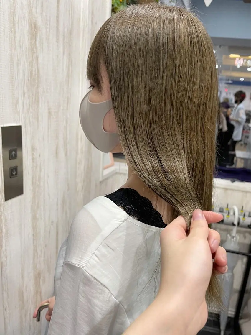 カラー white.梅田 デザインカラー🦄のヘアスタイル