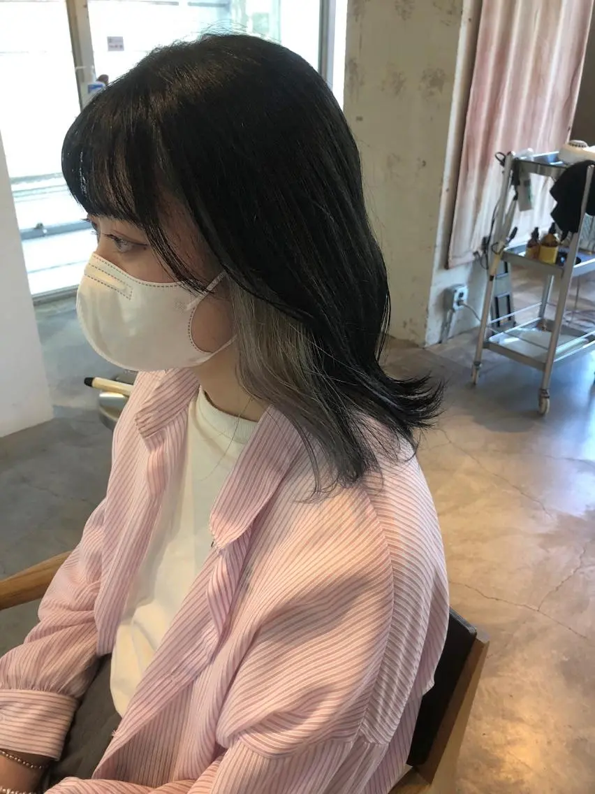 カラー ベージュカラー 黒髪 ブルーカラー ブルーブラック インナーカラー 竹内 絢香のヘアスタイル