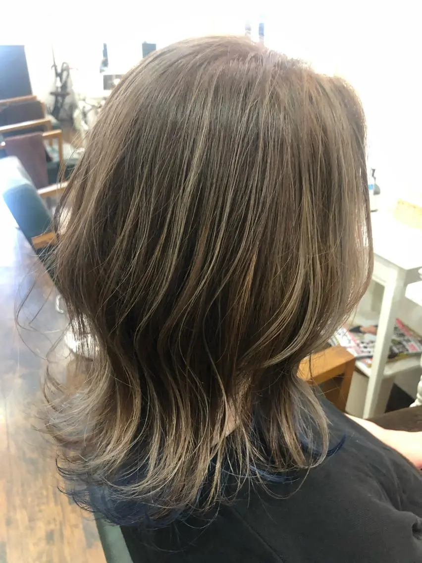 ミディアム カラー グレージュ ハイライトカラー くびれヘア ハイライト くびれレイヤー 藤田 悠菜のヘアスタイル