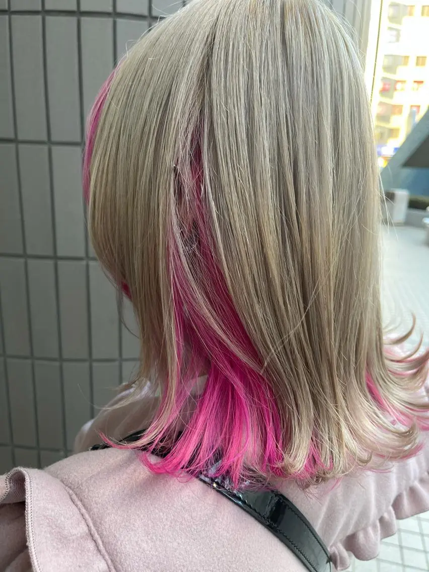 セミロング カラー ベージュカラー インナーカラー ピンクカラー ホワイトベージュ カット ヘアカラー トリートメント Zina天王寺 CHIAKIのヘアスタイル