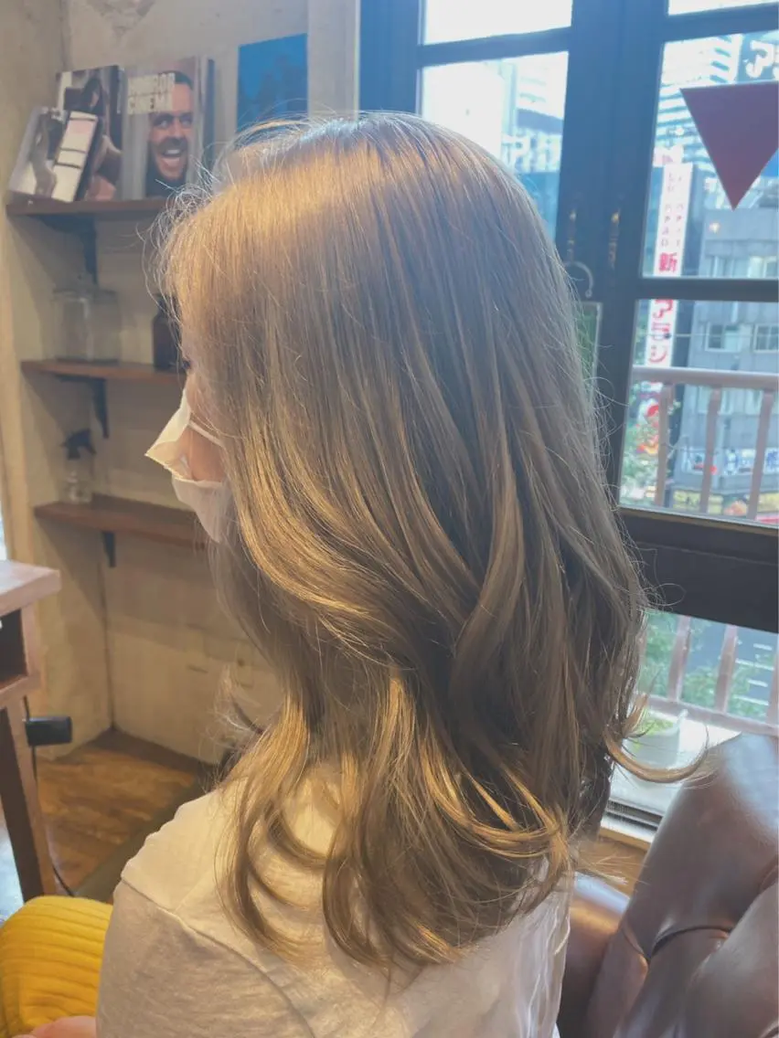 セミロング カラー ベージュカラー ミルクティーベージュ マンツーマン 美容師💚コウブチのヘアスタイル