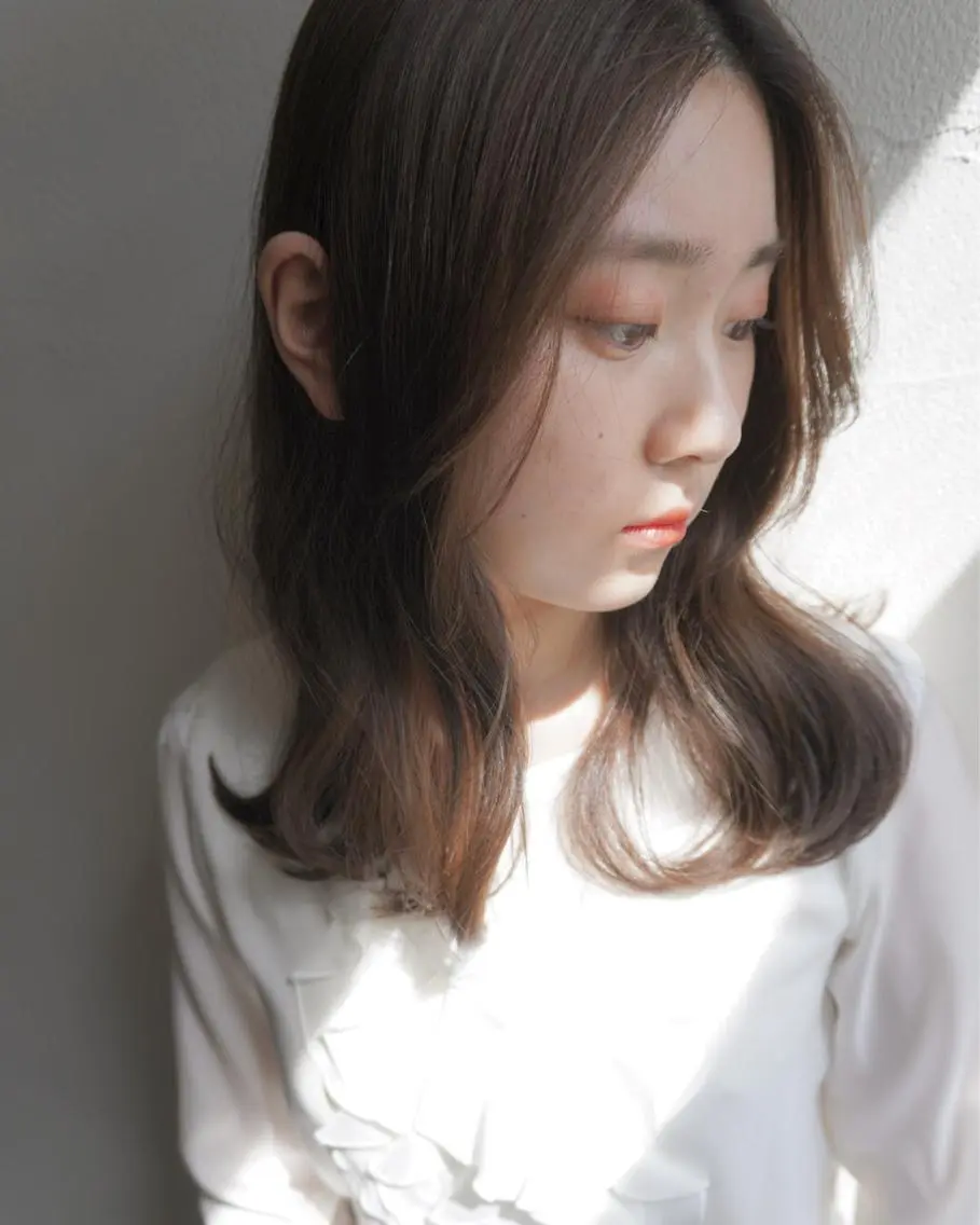 セミロング アッシュ 韓国風ヘア 菅原リキヤ くびれレイヤーヘアのヘアスタイル