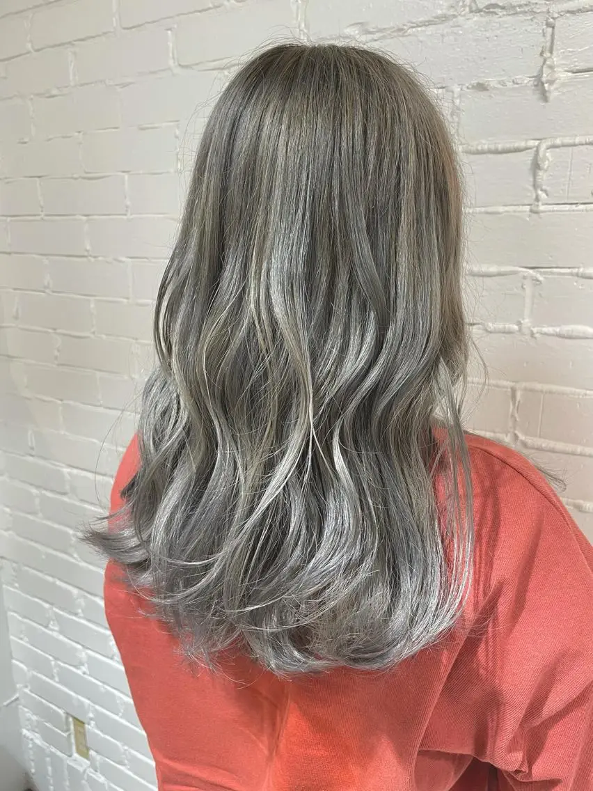 ロング カラー アッシュ ブリーチ シルバー シルバーアッシュ 🩰韓国レイヤー🩷 艶カラー🌷小栁歩美のヘアスタイル