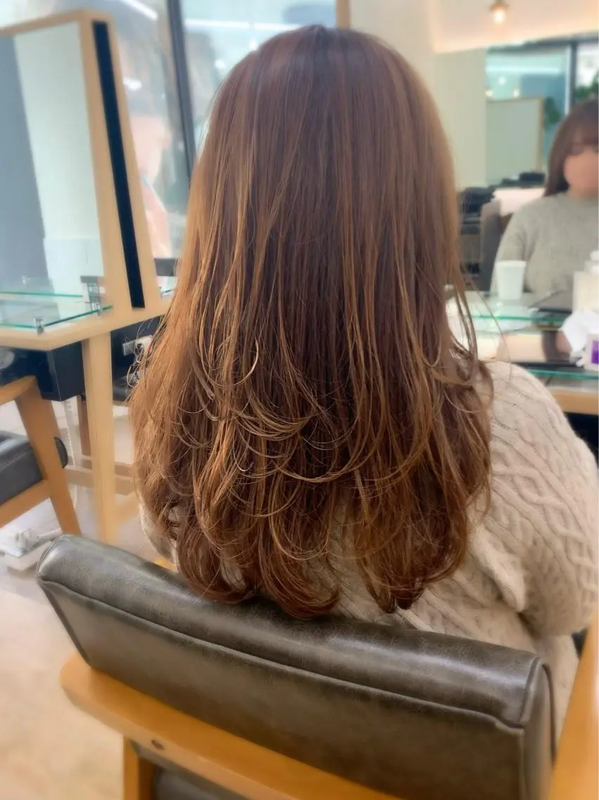 ミディアム カラー パーマ ヘアアレンジ メンズ キッズ ネイル マツエク・マツパ アイブロウ カット ヘアカラー トリートメント レイヤーカット/ 巻ける縮毛矯正のヘアスタイル