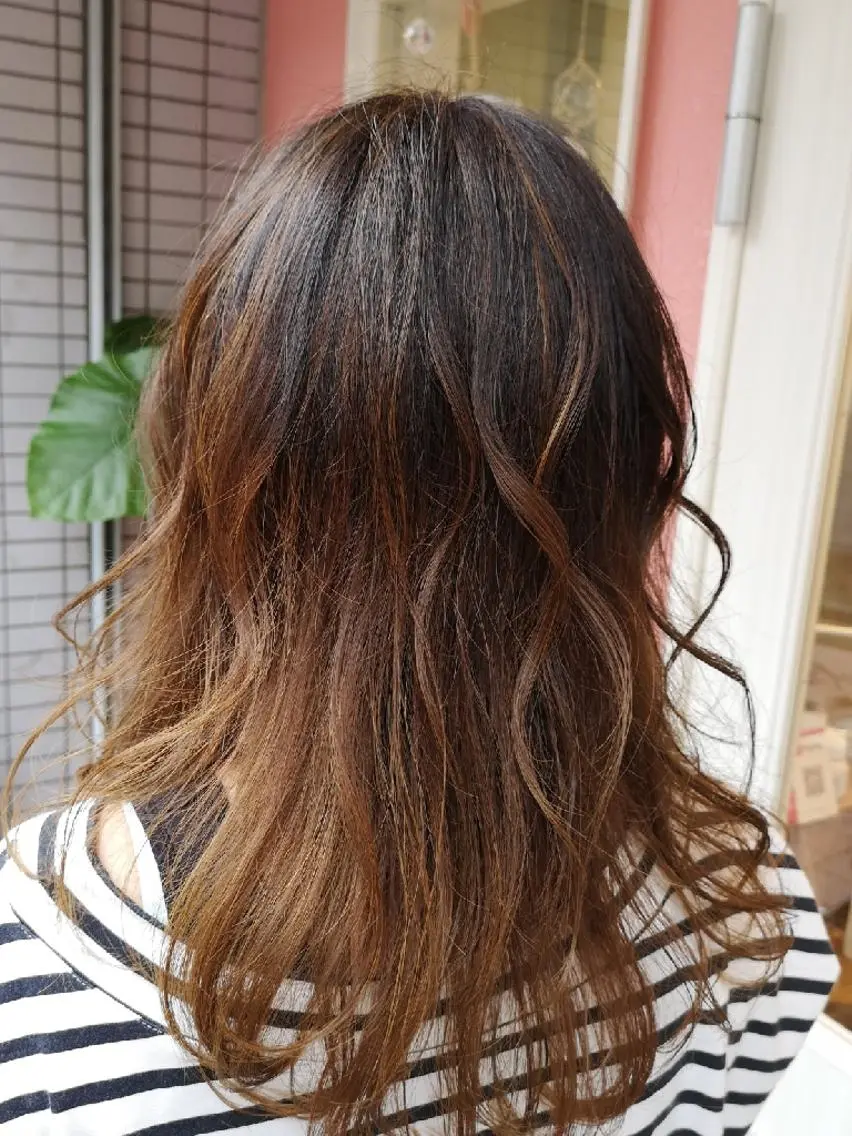 セミロング カラー バレイヤージュ ブリーチ ハイライトカラー ハイライト レイヤーカット スミダ モモコのヘアスタイル