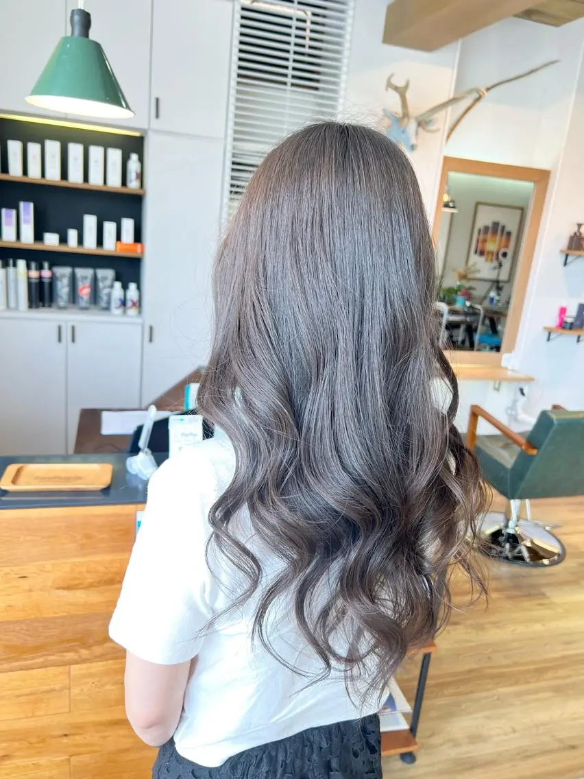 ロング カラー アッシュ アッシュグレー アッシュグレージュ グレージュ カット ヘアカラー トリートメント 堀 望美のヘアスタイル