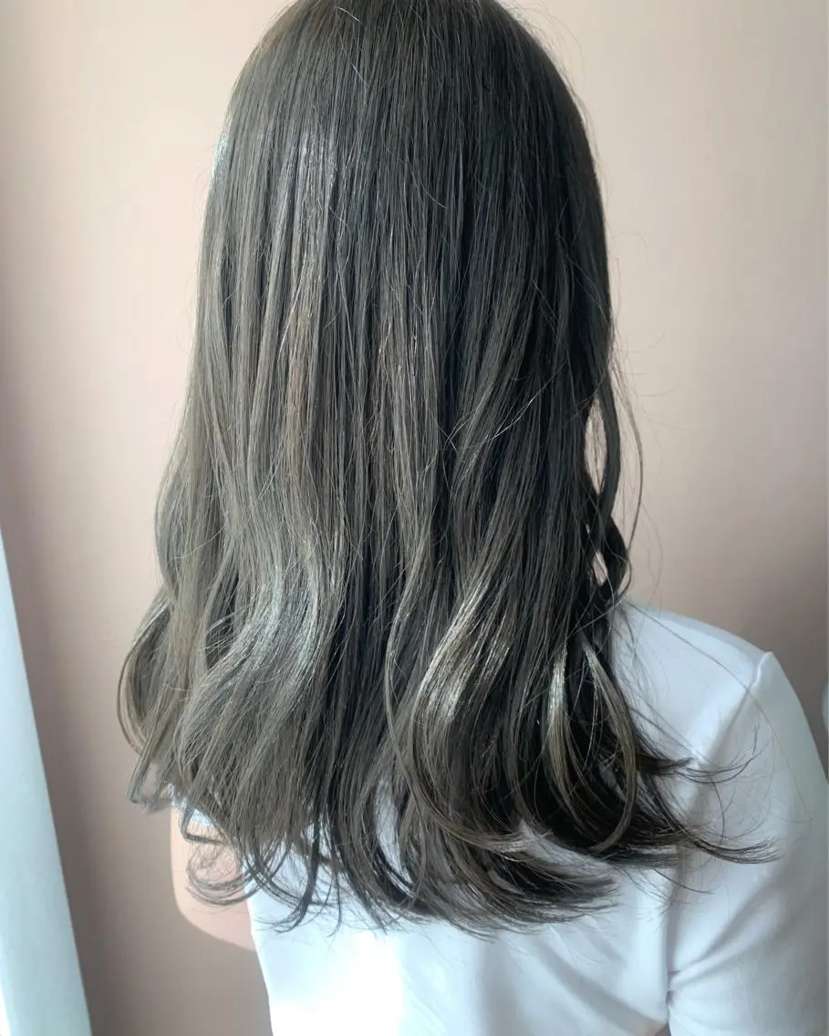 ロング カラー アッシュ ブリーチ ブリーチなしカラー オリーブアッシュ hubhair レイヤー/透明感のヘアスタイル