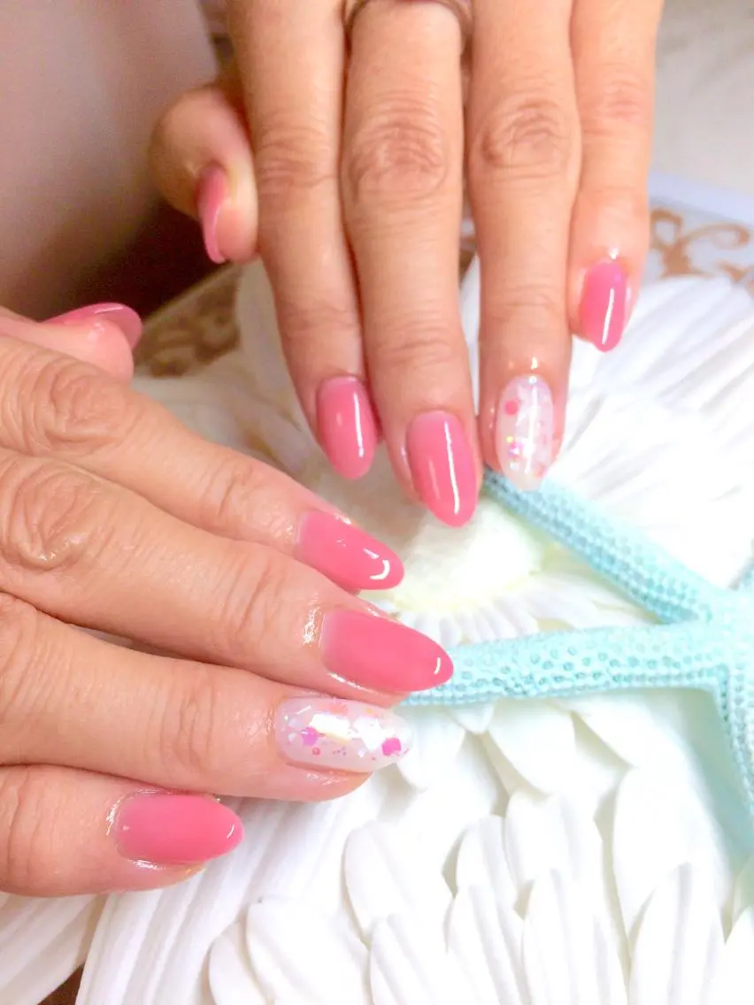 ミディアム ネイル ホログラムネイル ピンク Nailsalon E's cafeのネイルデザイン