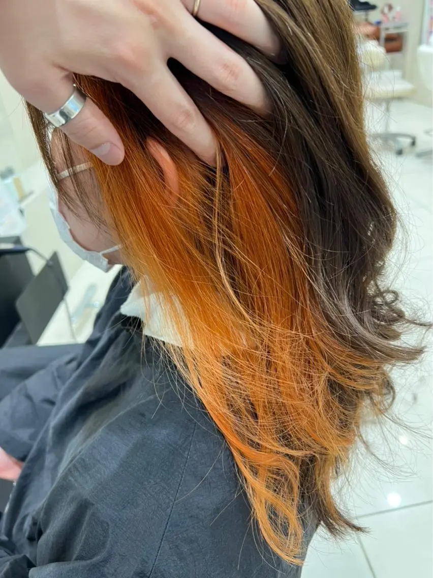 ミディアム カラー インナーカラー オレンジ 玉城 和磨のヘアスタイル
