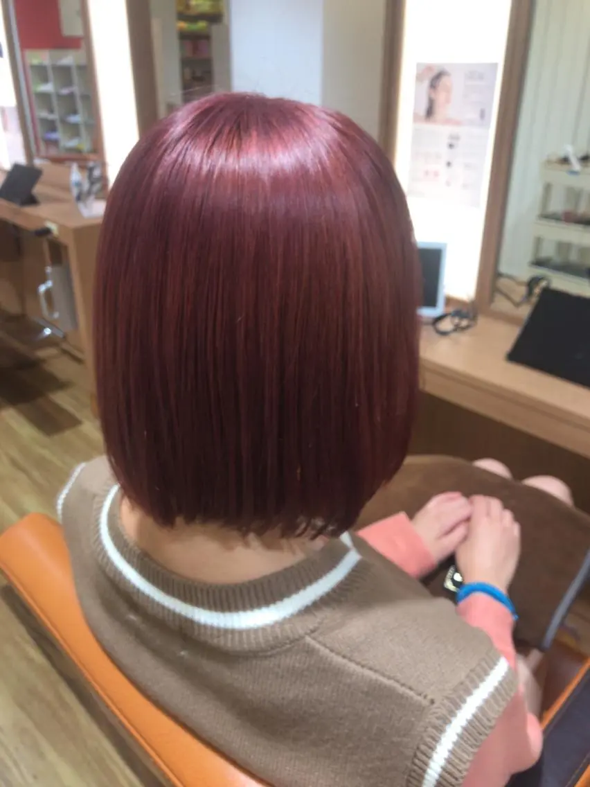ショート カラー ブリーチ カシス ピンクカラー SEA BELLE YASUのヘアスタイル