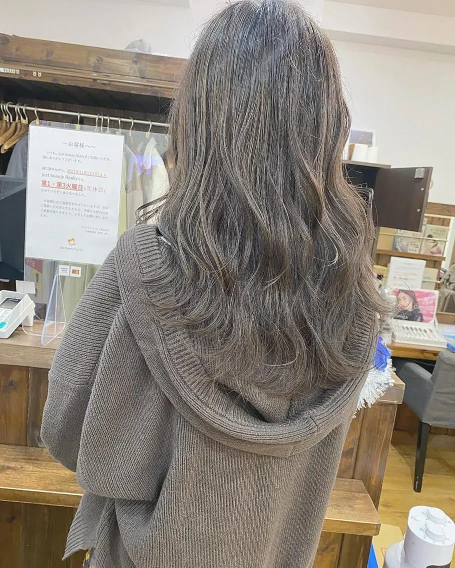 ロング カラー バレイヤージュ ベージュカラー ブリーチ 透明感カラー グラデーションカラー 横浜ブリーチムラ直し ハイトーン/ブリーチのヘアスタイル