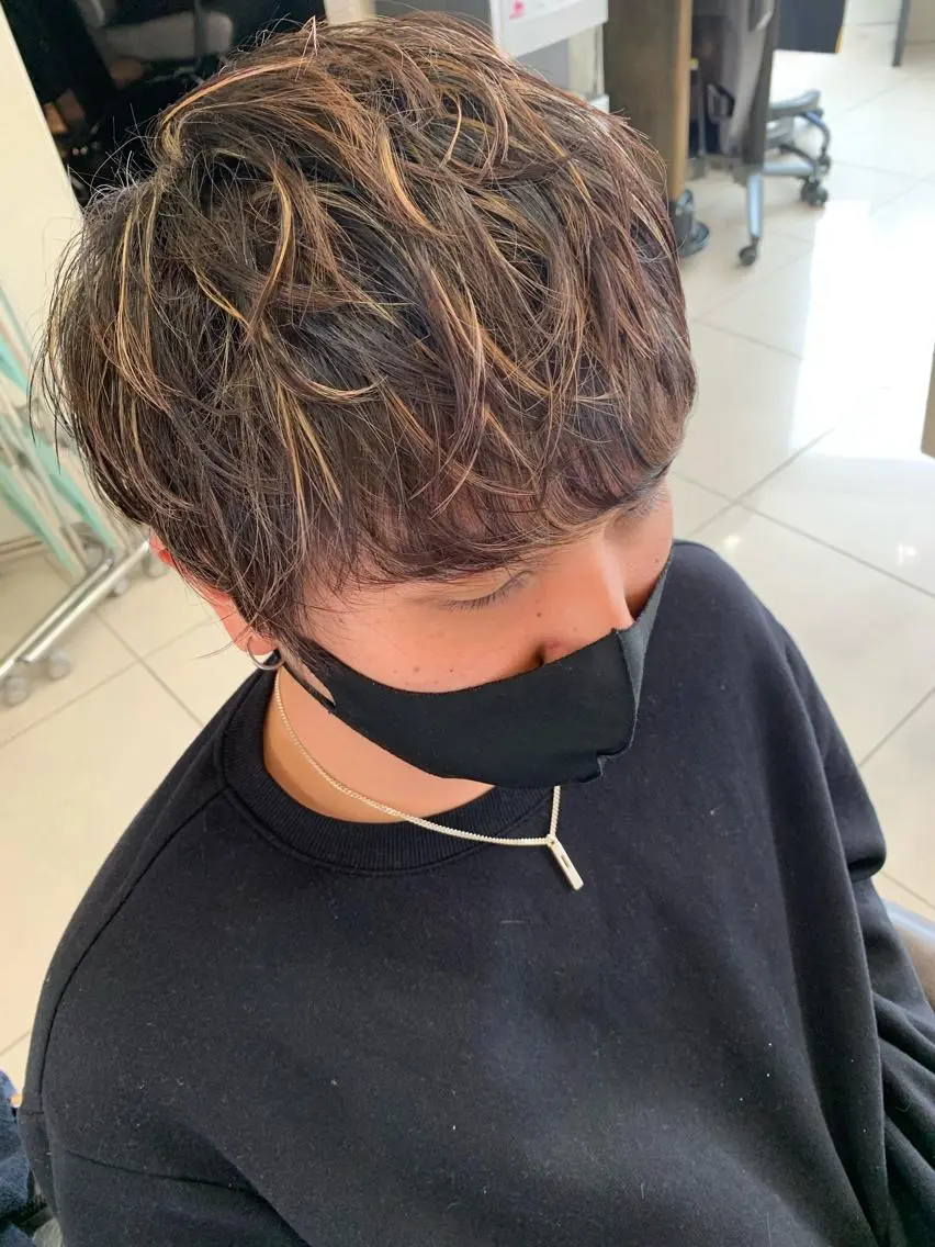 ショート カラー メンズ メンズハイライト マッシュ ハイライトカラー ハイライト ショートヘア ブリーチ特化 ハイトーンRYOYAのヘアスタイル