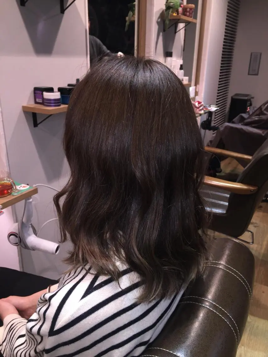 セミロング カラー アッシュ ツキダテ ユイのヘアスタイル