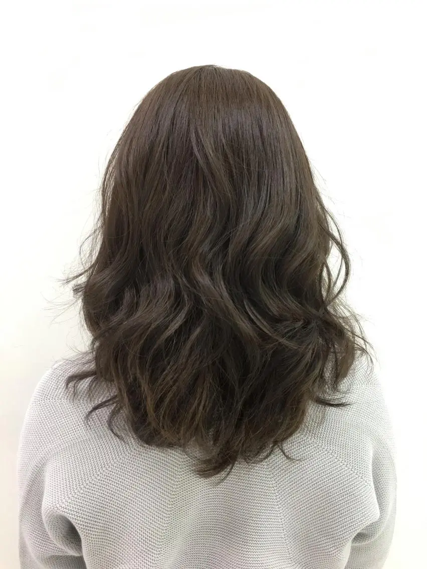 ミディアム カラー アッシュ 小泉 円香のヘアスタイル