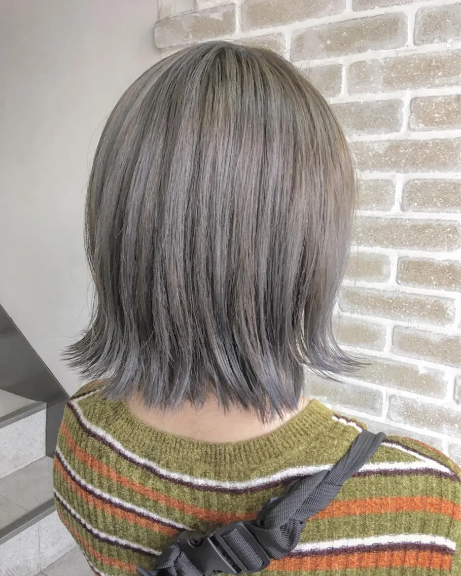 ショート カラー ヘアアレンジ ブリーチ ブルーカラー グレージュ シルバー シルバーグレージュ エグチ アキラのヘアスタイル