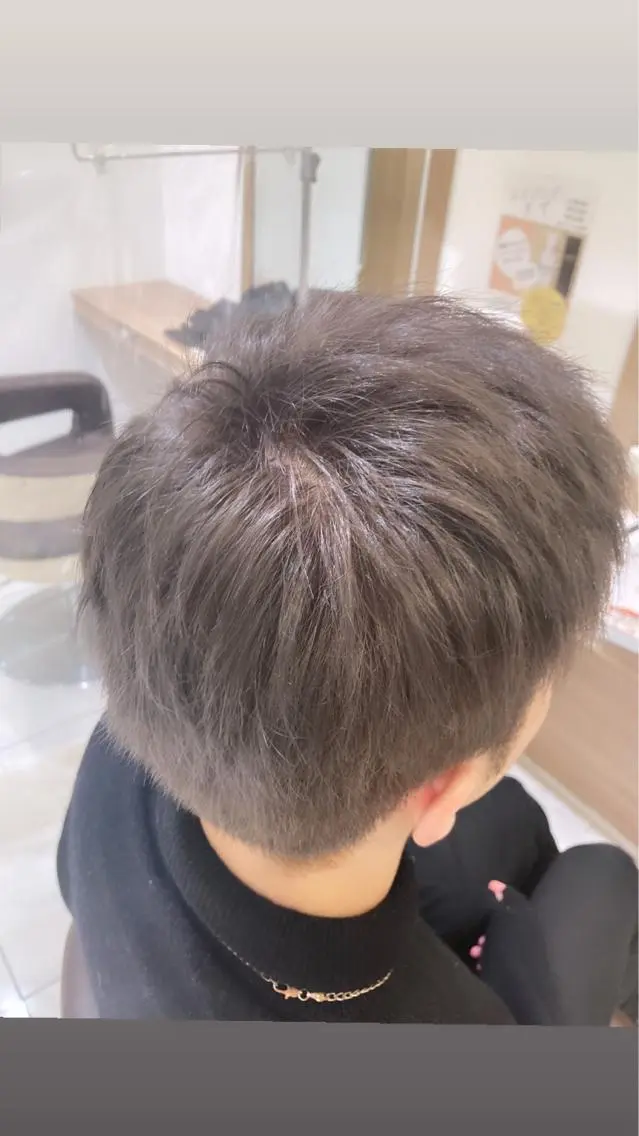 カラー ブリーチ 透明感カラー シルバー ハイトーン/レイヤー 藤田健太郎のヘアスタイル