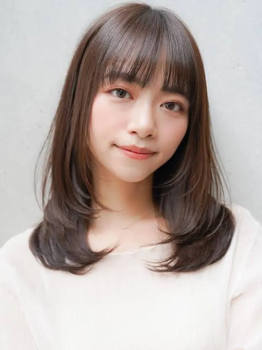 セミロング くびれヘア 顔周りカット 小顔カット 木曜日空きあり🩷 艶々カラー🩷のヘアスタイル