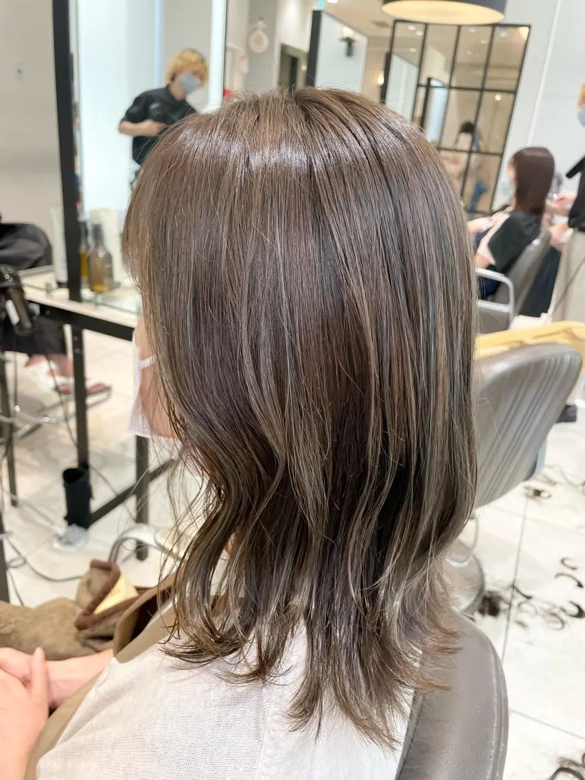 ミディアム カラー グレージュ ハイライトカラー ハイライト レイヤーカット カット ヘアカラー トリートメント 🦖鶴岡 香純🦖のヘアスタイル