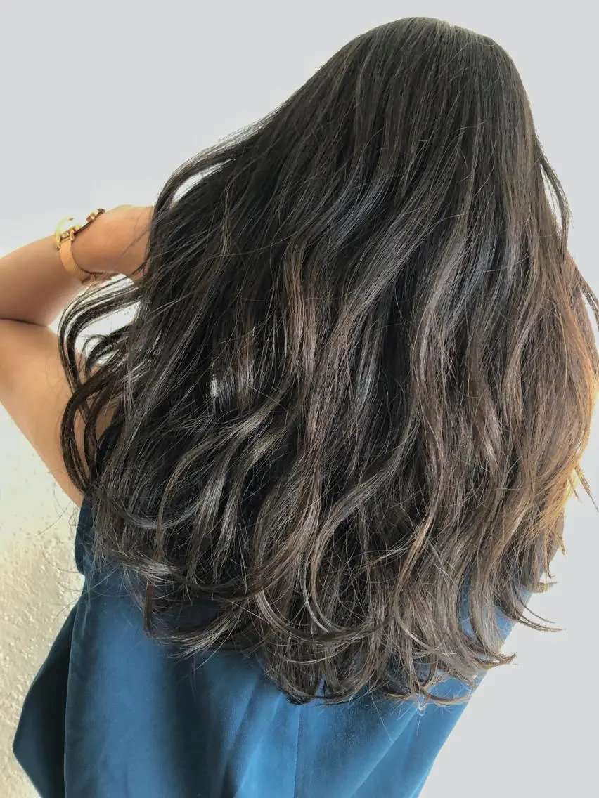 ロング カラー アッシュ アッシュグレー 透明感カラー ヘアカラー トリートメント 服部 樹季のヘアスタイル