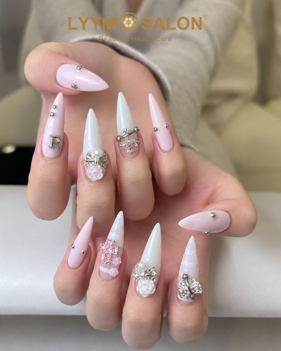 ネイル フラワーネイル ガーリー ゴージャス キラキラネイル ロングネイル ハンドネイル LYYM Salon Miraのネイルデザイン