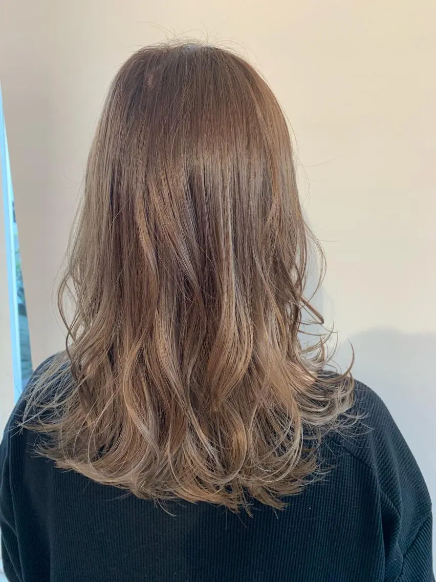 セミロング カラー パーマ ヘアアレンジ ベージュカラー ブリーチ ミルクティーベージュ 加藤 綾華のヘアスタイル