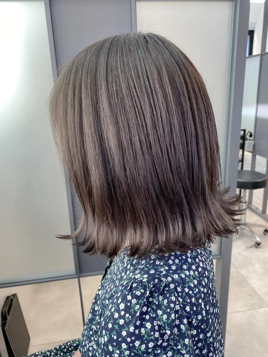 セミロング カラー グレージュ 【透明感、艶髪】西村 有司のヘアスタイル