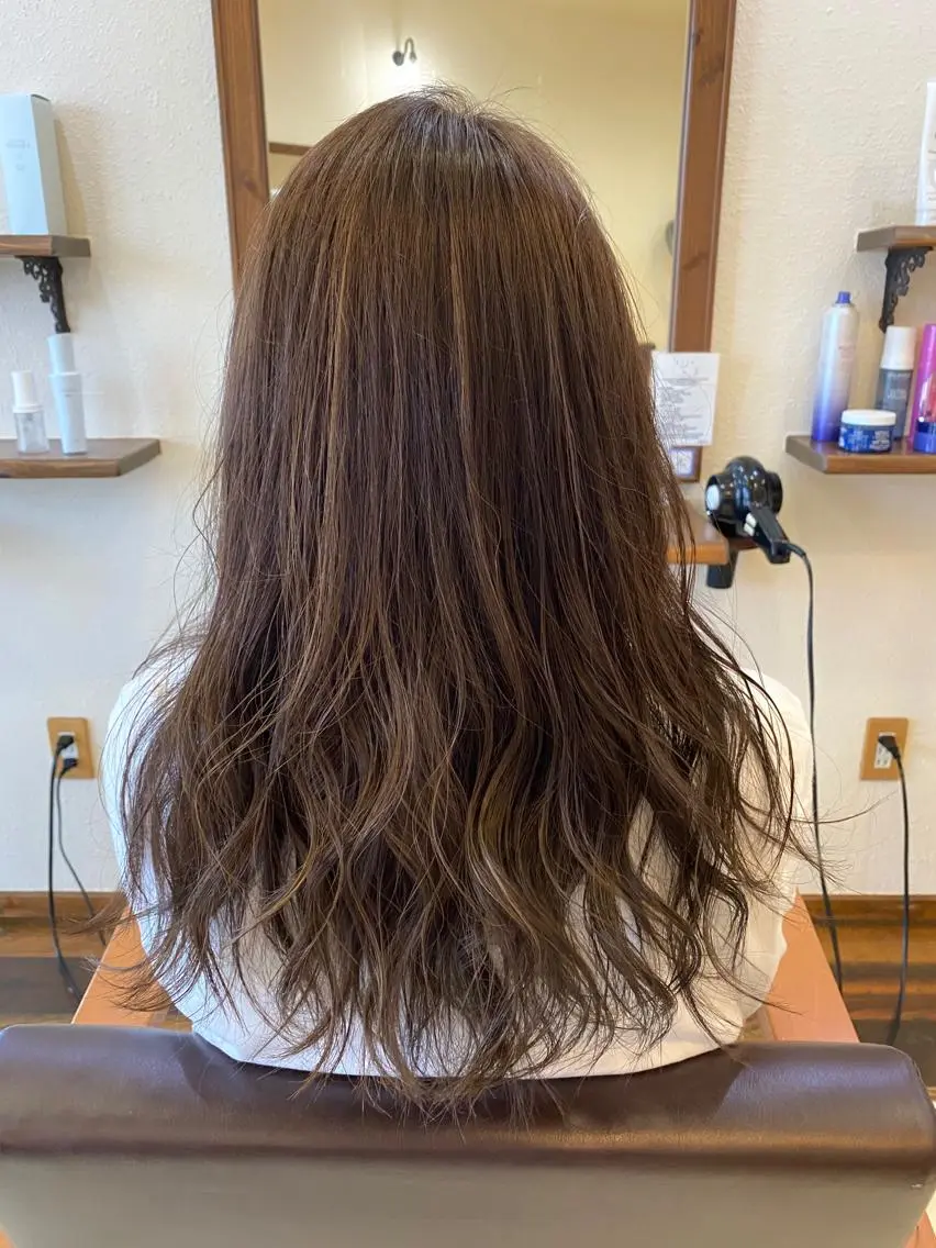 ロング カラー 中川 茜里のヘアスタイル