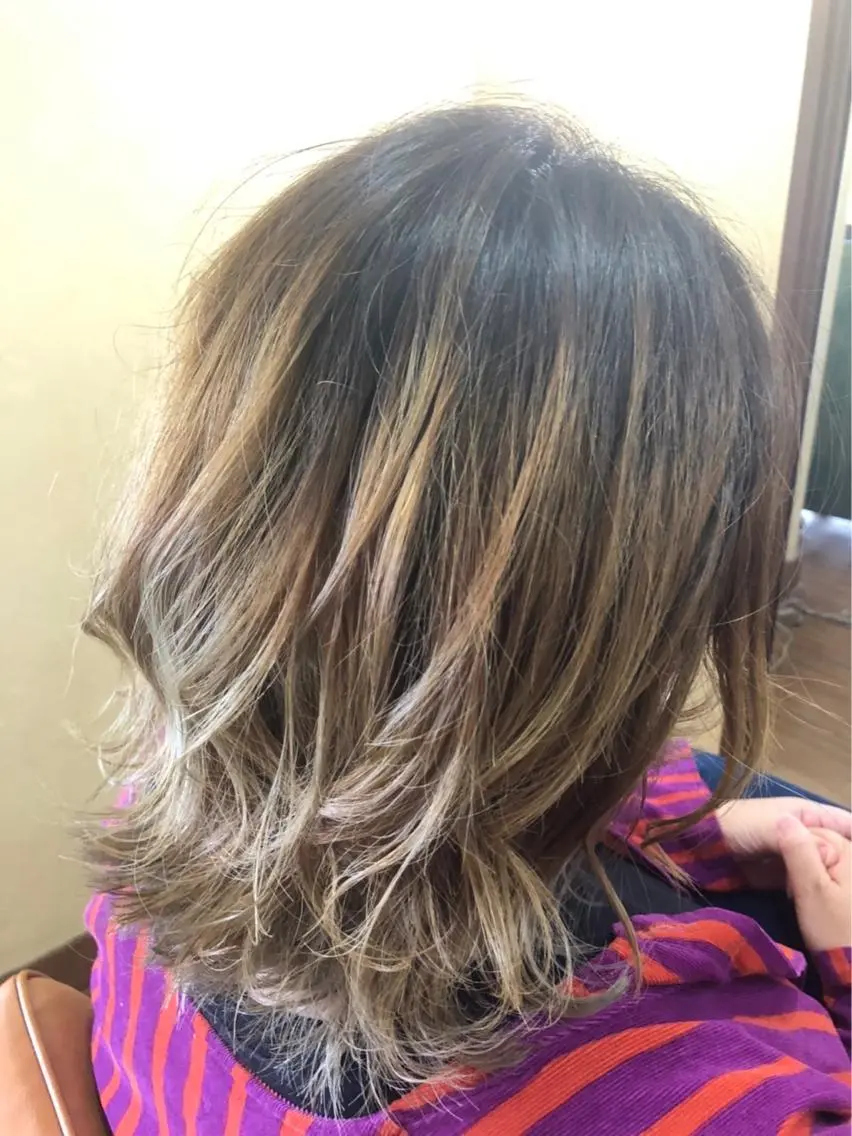 ミディアム アッシュ ハイライト レイヤーカット R's hair 大道瞳のヘアスタイル