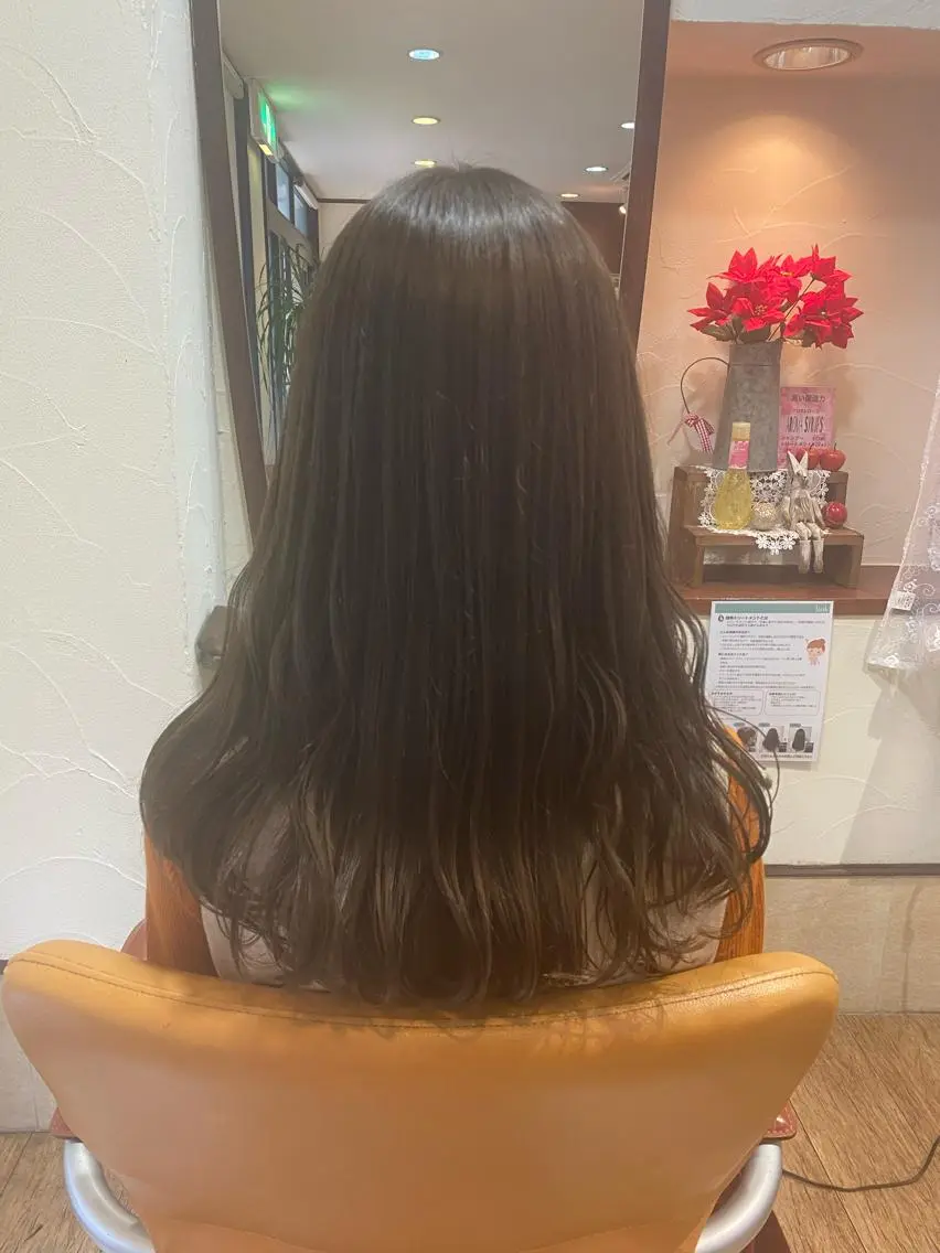 ロング カラー オリーブグレー サプリームヘア 飯田みち瑠のヘアスタイル