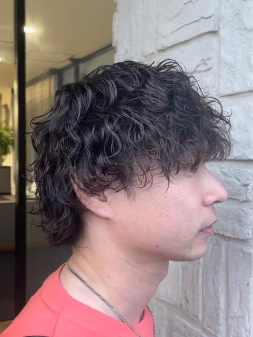 パーマ メンズ 波巻きパーマ メンズウルフカット ウルフカット アタ ムのヘアスタイル
