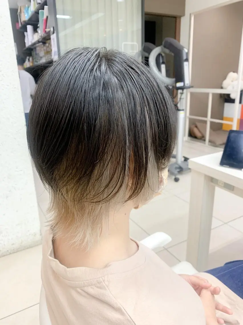 ミディアム カラー 黒髪 ブリーチ インナーカラー ウルフカット ヘアカラー ✂︎レディース のメンズカット屋さんのヘアスタイル