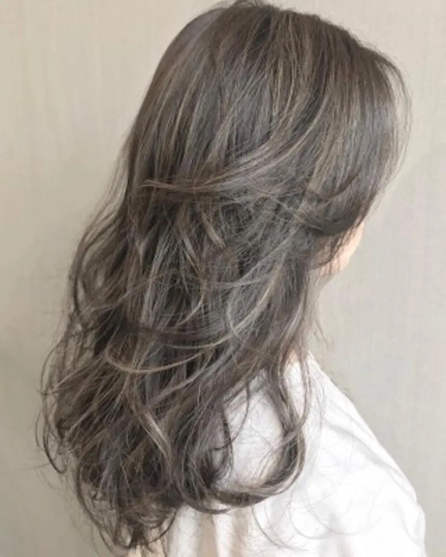 セミロング カラー 松戸　レイヤーカット 野口　康太郎のヘアスタイル