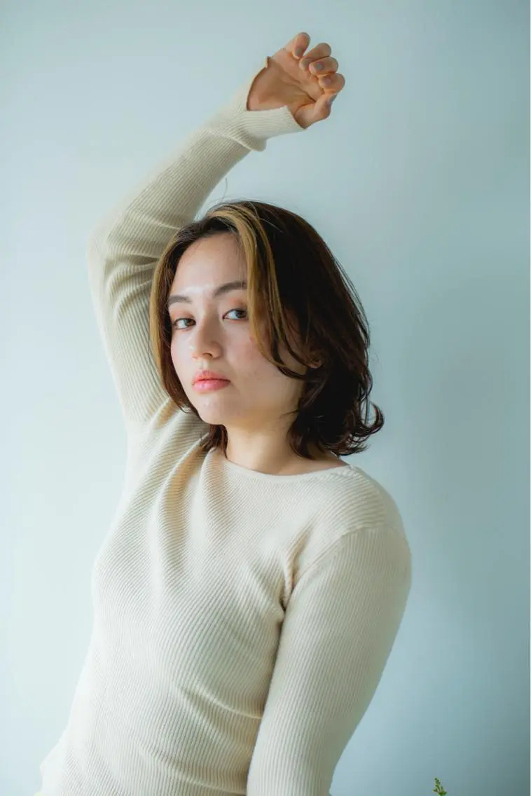 ミディアム カラー ミストバング デザインカラー くびれヘア 太田ありさ クリーミーヘアカラーのヘアスタイル