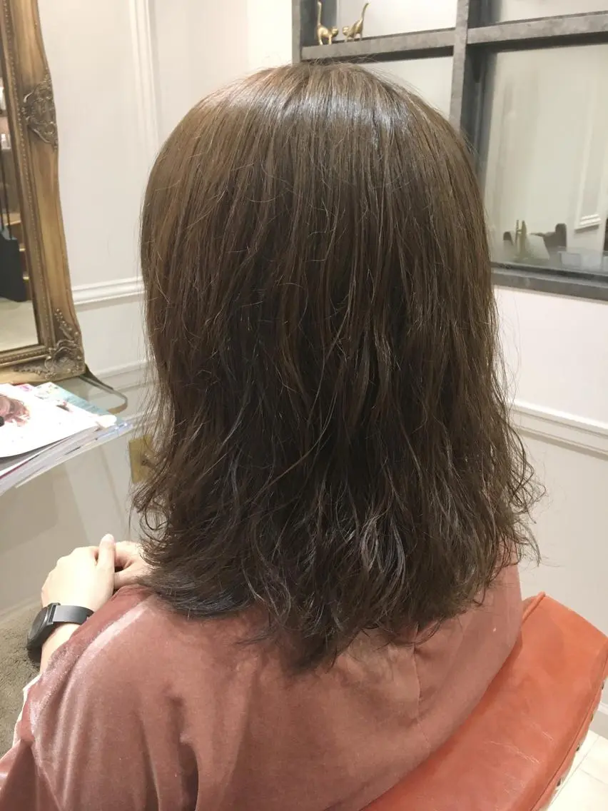 セミロング カラー パーマ アッシュ gite カワムラナオキのヘアスタイル