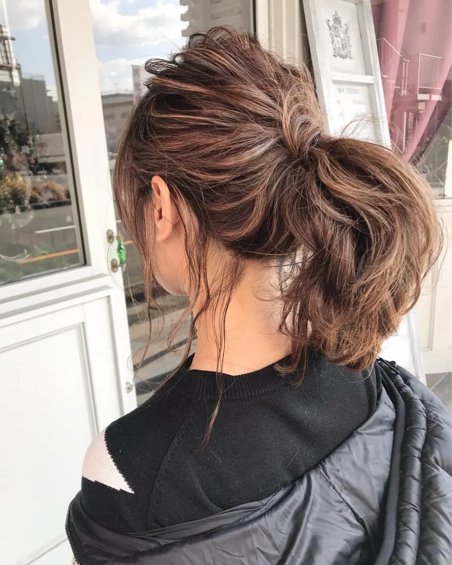 ミディアム カラー ヘアアレンジ お団子ヘア 切りっぱなしボブ バレイヤージュ ブリーチ デザインカラー Mariana/ 鶴原-ハイライトのヘアスタイル