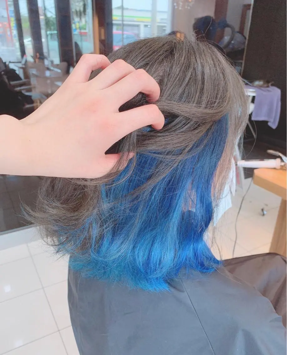 ミディアム カラー ブルーカラー インナーカラー 脱白髪染め美容師 竹内涼乃のヘアスタイル