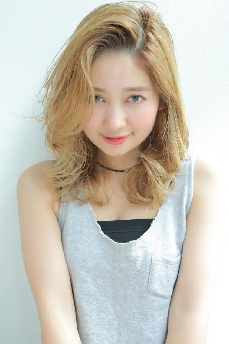 ミディアム ハイトーンブリーチ 土坂 由志【京都】のヘアスタイル