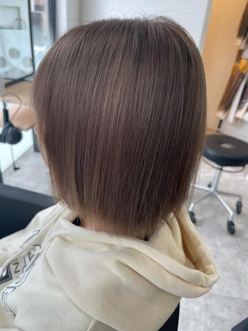 ショート カラー グレージュ ブリーチ縮毛矯正 LAFFYuiのヘアスタイル
