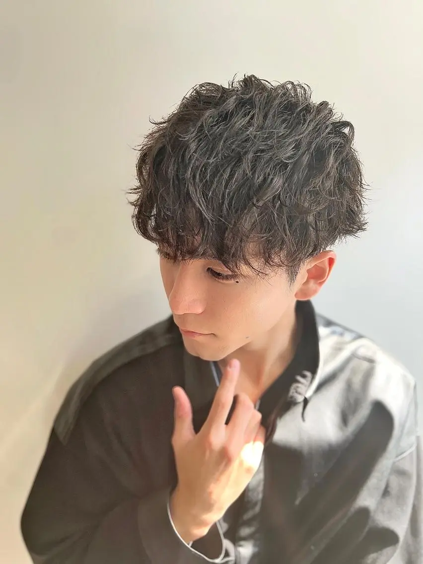 ショート パーマ メンズ メンズブリーチ センターパート フェードカット メンズハイライト メンズハイトーン メンズStylist 山根慧のヘアスタイル