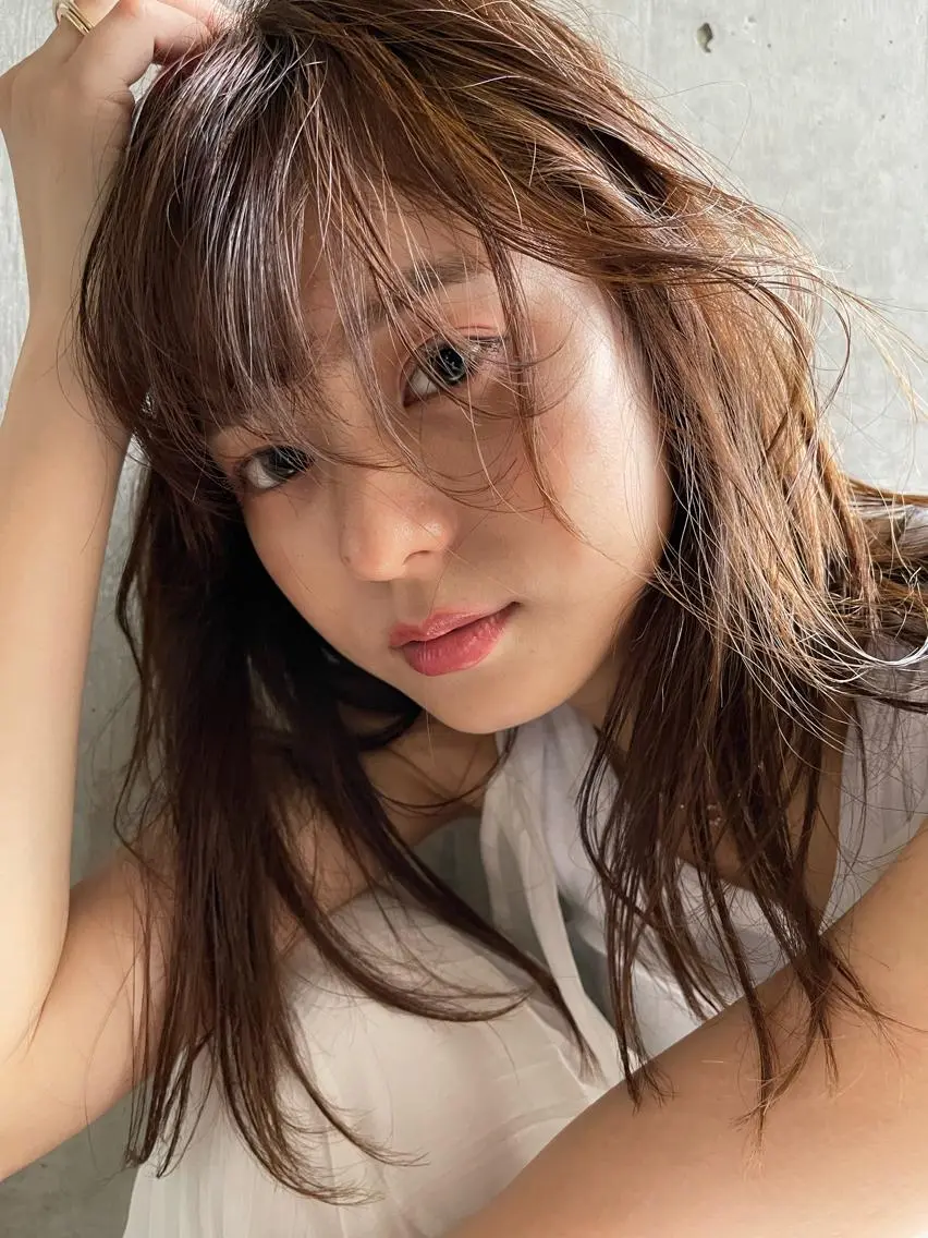セミロング カラー 顔まわりレイヤー デザインカットのヘアスタイル