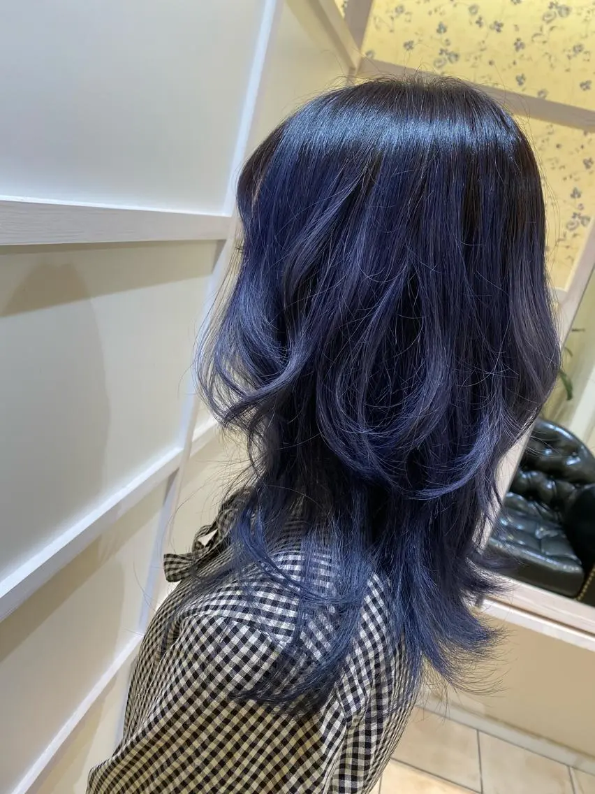 ミディアム カラー ウルフカット 斎藤 彩香のヘアスタイル