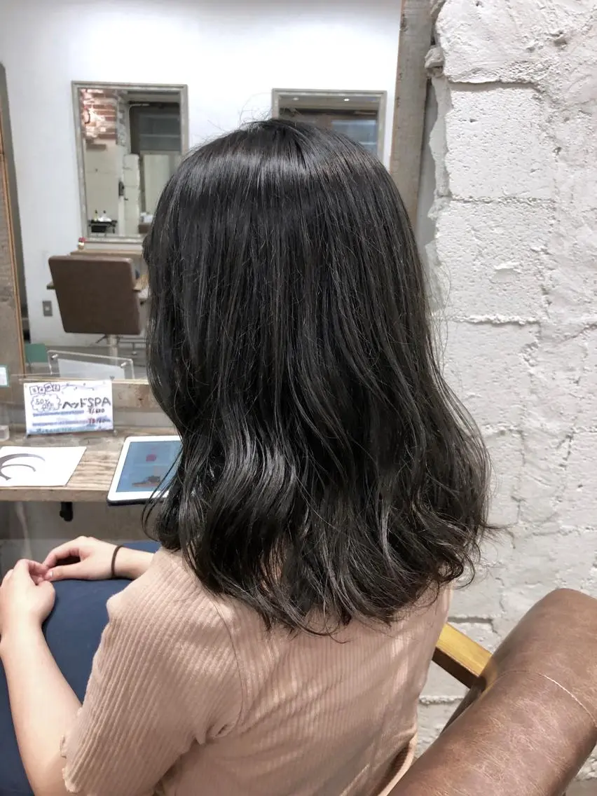 セミロング カラー ブルーカラー ブルージュ 透明感カラー オーガニックカラー 桐原 竜也のヘアスタイル