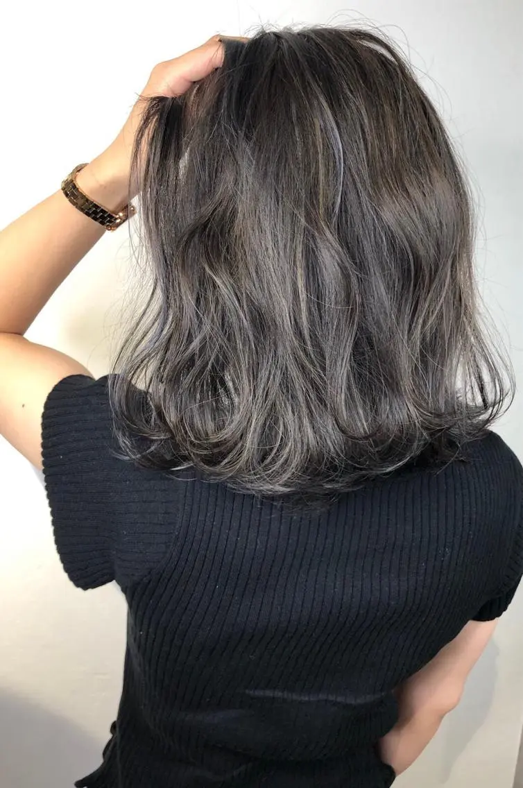 ミディアム カラー アディクシーカラー ハイライトカラー ハイライト ヘアカラー トリートメント _WHITE 難波本店のヘアスタイル