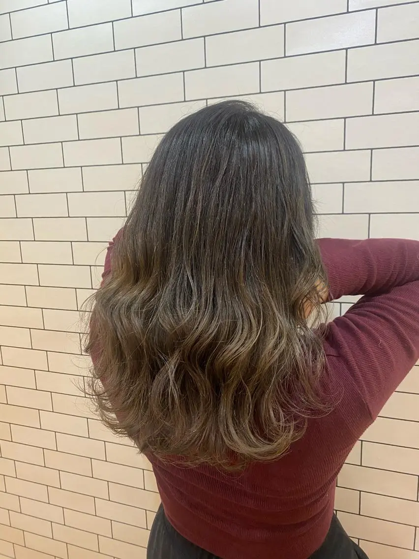 セミロング カラー バレイヤージュ レイヤーカット カット ヘアカラー トリートメント TAI透明カラー 柔らかい縮毛矯正のヘアスタイル
