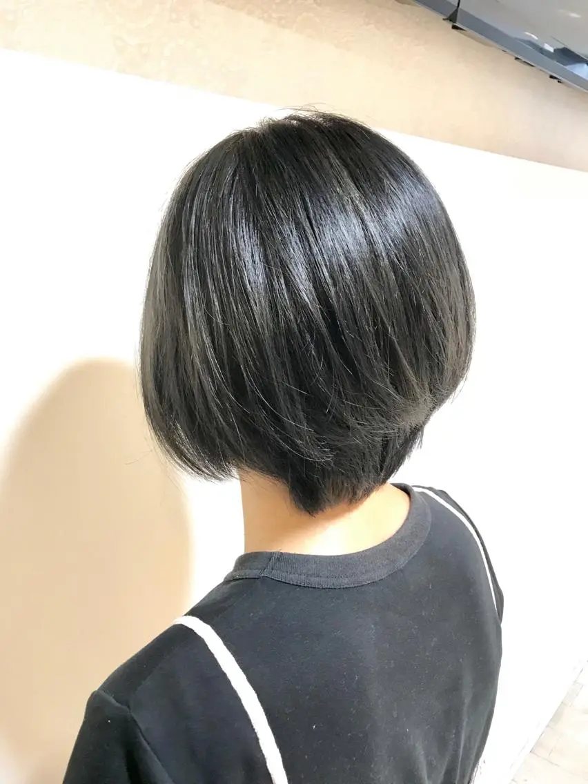 ショート カラー 黒髪 ダークグレー ダークグレージュ グレージュ Miru by INCE HAIRのヘアスタイル