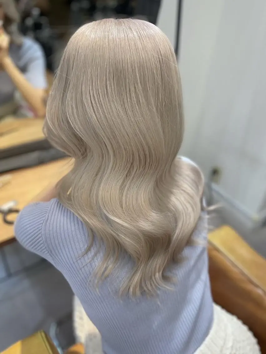 ロング カラー ベージュカラー ハイトーンカラー ミルクティーベージュ ロング ili 梅田のヘアスタイル