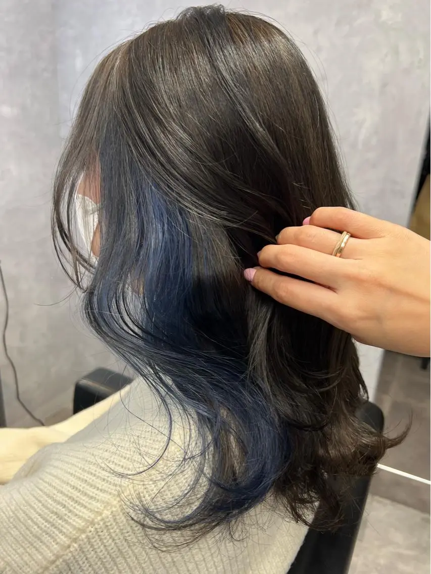 ロング カラー ヘアアレンジ ベージュカラー ブリーチ ダブルカラー ミルクティーベージュ ヨシンモリ hiiko顔まわり カットのヘアスタイル