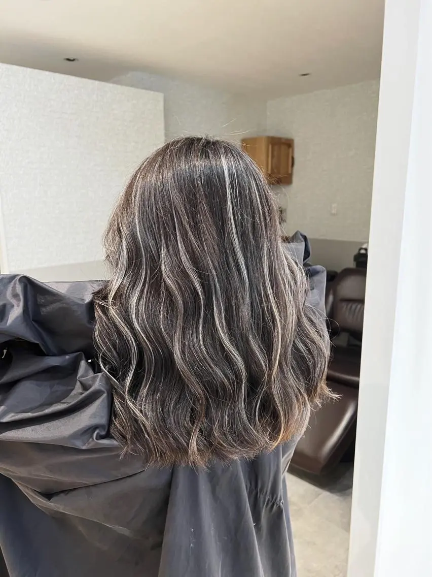 ミディアム カラー ダークグレー ダークグレージュ グレージュ ハイライトカラー ハイライト ヘアカラー トリートメント 指名数No.1 /NAOYAのヘアスタイル